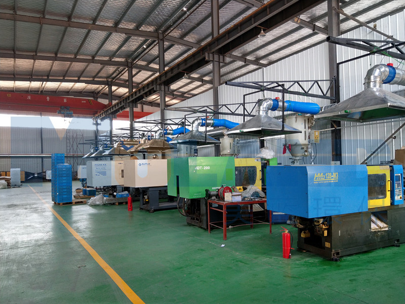 注塑機(jī)車(chē)間廢氣凈化設(shè)備--光氧活性炭一體機(jī)安裝現(xiàn)場(chǎng)